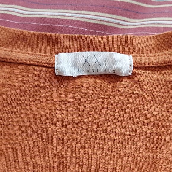 Forever 21 V-neck T-shirt Medium - Picture 2 of 3